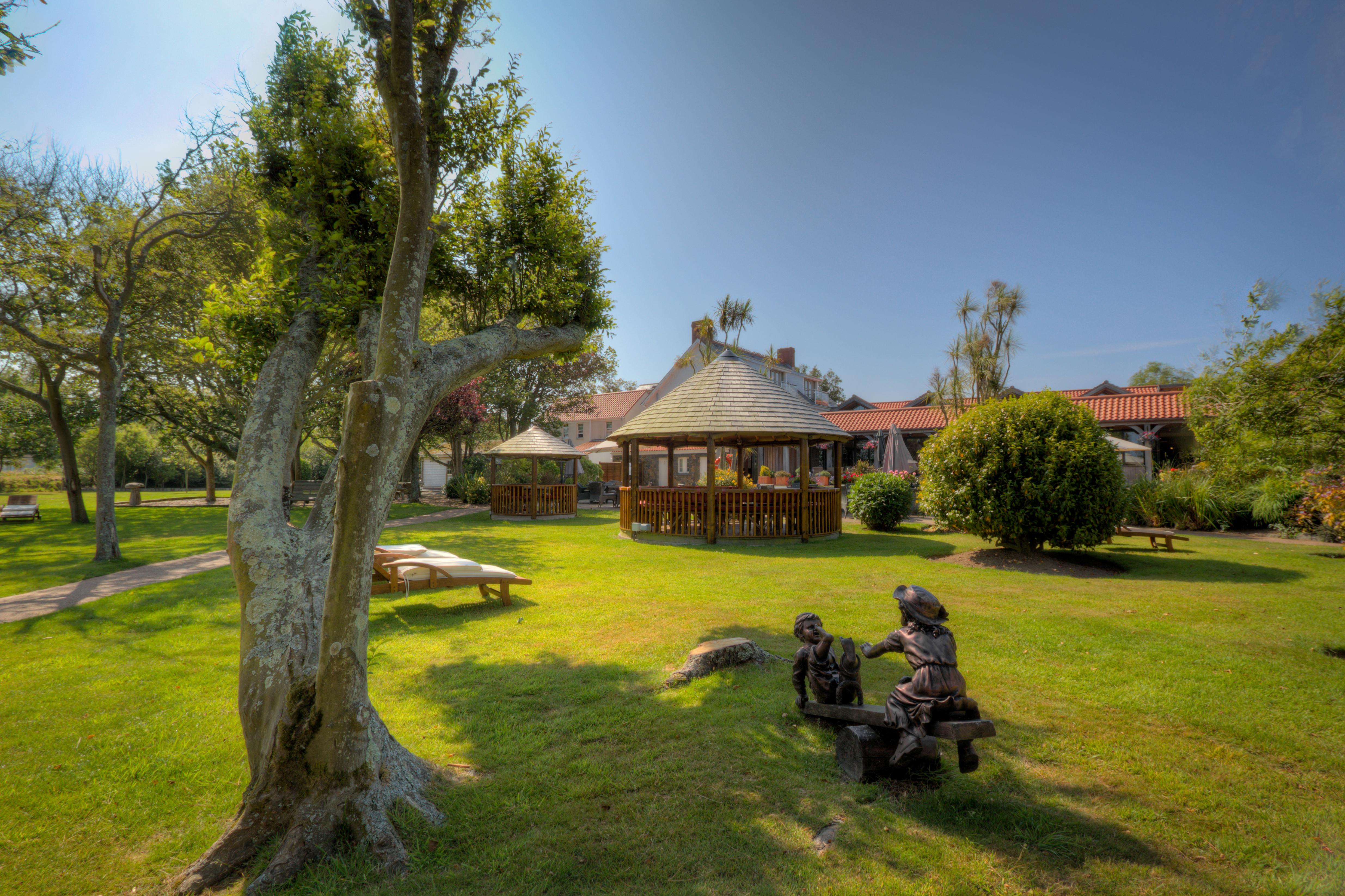 The Farmhouse Hotel And Restaurant Saint Saviour Exterior foto